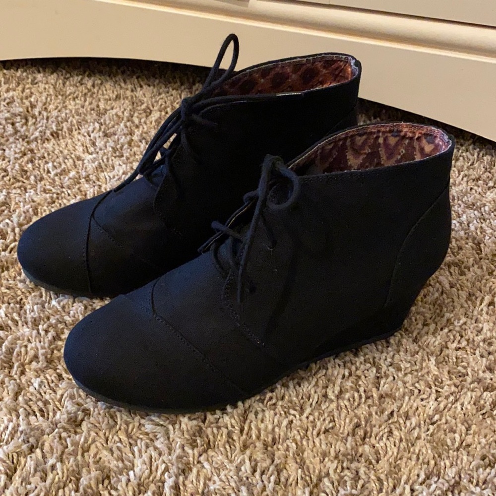 Black tie wedges